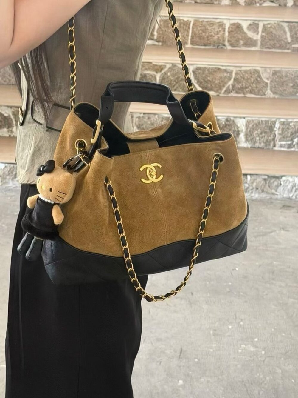 Classic CHANEL bag: A Stylish and Versatile Choice for Elegance